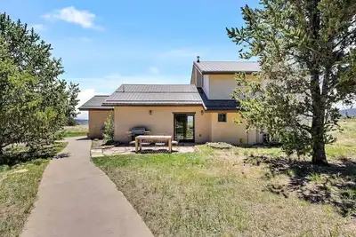 Image de Cozy, Secluded Farmhouse Bordering 1000s of acres