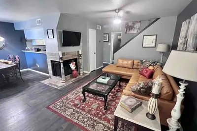 Image de Lovely  two Bedroom Condo one car Garage