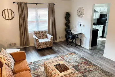 Image de Cozy home minutes away from Airport, Uptown and Downtown