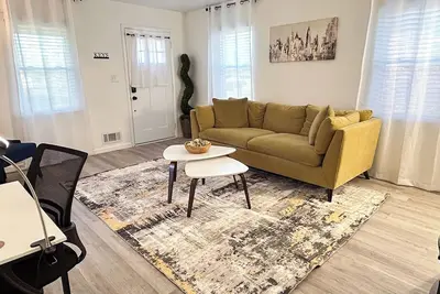 Image de Charming 2-bedroom house where travel, work, and play are only minutes away
