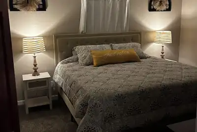 Image de 3 Bd Retreat - 5 Mins from Downtown-Sleeps 12- Tx hospitality amenities!