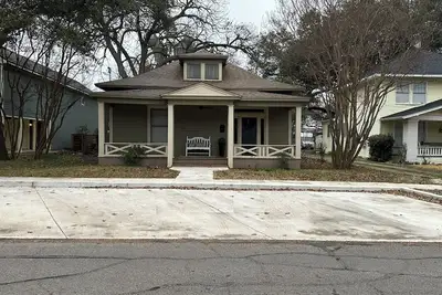 Image de Peaceful and centrally located 2-bedroom house with Ac and WiFi in Hillsboro