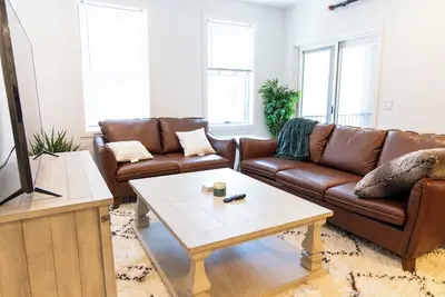 Image de Cozy Downtown Loft: 2br condo w/ Ac, WiFi, Balcony & Free 2-car parking.