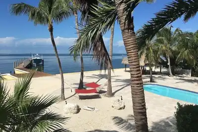 Image de Spacious 8-bedroom house with Ac and WiFi in charming Marathon pres week open