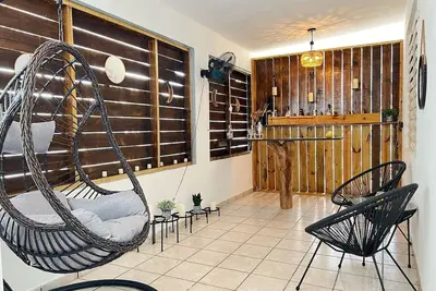 Image de Beautiful Boho Bungalow - bar, firepit, hammock!