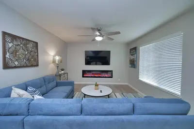 Image de Sacramento 4 Bedroom Home | Pool Hot-Tub Mini Golf