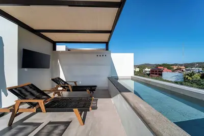 Image de Centrally located with private rooftop terrace and private plunge pool!