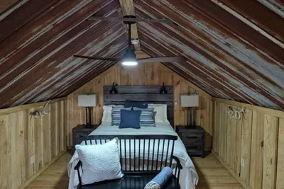 Image de Hidden Oaks Lavish Cabin #2