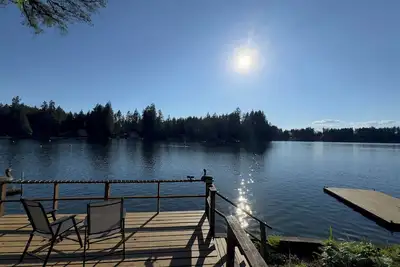 Image de Cozy 2-bedroom lakefront cabin with tranquil views and sauna