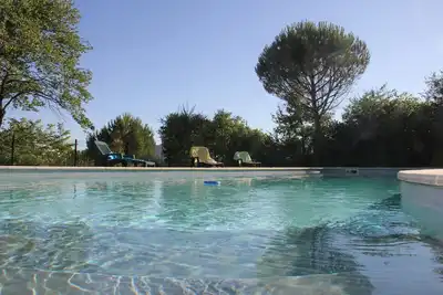 Image de Domaine provençal avec piscine entouré de 4 hectares de verdure!