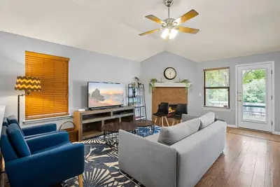 Image de Cozy 3 bedroom+office  backs into park with trails