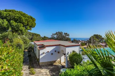 Image de Small house with sea views, terrace, barbecue, communal pool and air conditioning.