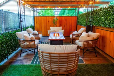 Image de Cozy Bungalow - Commercial Drive - Steps To Skytrain