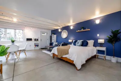 Image de Charming Studio Suite w Loft - 5 Min to Downtown