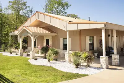 Image de Charming Farmhouse, Hot Tub, Pool, Outdoor Kitchen, Farm animals & Stocked Pond.