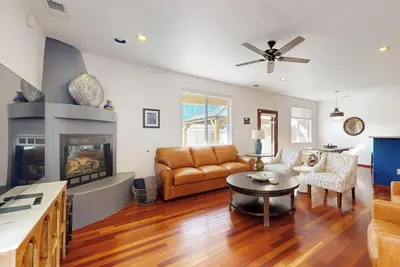 Image de Visiting Abq for a conf? Home centrally located get anywhere in the city in 20m.