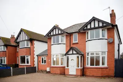 Image de Tudor-Themed 6-Bed Village Gem