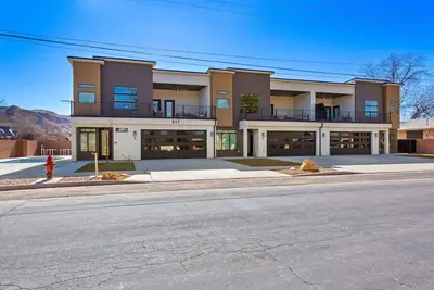 Image de B - New Townhome with Pool, Downtown 1 Block From Restaurants, Pickle ball!