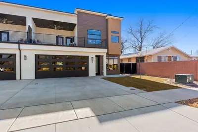 Image de C-New Townhome with Pool, Downtown 1 Block From Restaurants, Pickle ball!