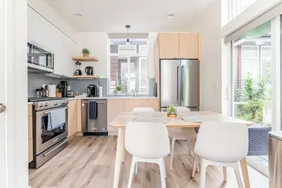 Image de Chic Queen Anne Townhome Near Space Needle