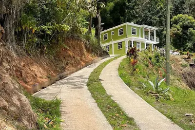 Image de Providence, where nature meets home, every path leads to peace. \nStrong Wifi, Ac.