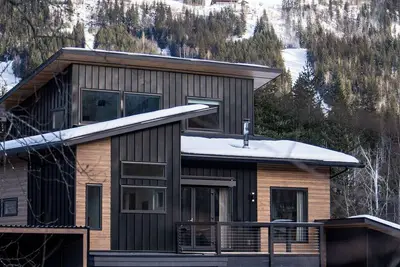Image de The Capow House | Revelstoke Adventure Center | 1 Minute From Ski Hill