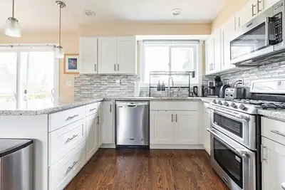 Image de Charming 6 Br Home w\/Game Room Perfect for Groups
