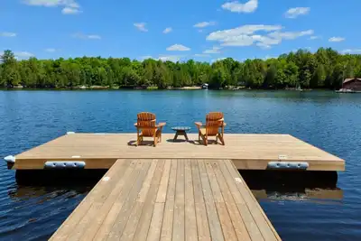 Image de 3br Lakeside Retreat with Rustic Charm & Hot Tub