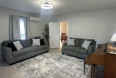 Image de Newly renovated 1890’s home in downtown Milltown beside the Blue River!