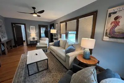 Image de Warm inviting 3br house that sleeps 6 in quiet neighborhood close to everything