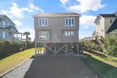 Image de \"Wacki Pelican Inn\" 3 bedroom 2. 5 Bathroom Oceanfront Home!