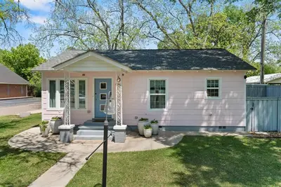 Image de New! LaMoyne's Place - Charming 2-bedroom cottage in the B&B capitol of Texas