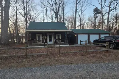 Image de 4-bedroom cabin on Fantastic High Rock Lake