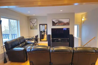 Image de Top Floor Private Suite | King Bed | Balcony View | 15 min to Downtown Vancouver