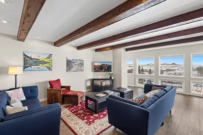 A spacious family home with breathtaking mountain views, Private Hot tub, short drive to Telluride