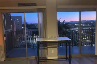 Image de Downtown-Spacious 1bdrm, Desert Views, City Lights, Fitness Room, Pool & WiFi