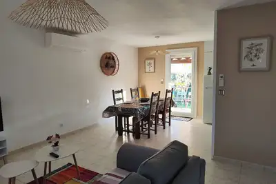 Image de Maison climatisée de plain-pied entre plage et village, calme, terrasse, jardin.