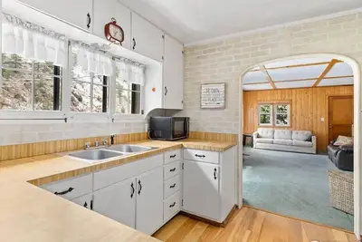 Image de Charming 2-bedroom cottage on the river. 31-night minimum stay.