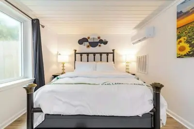 Image de A cozy 1-bedroom apartment with massaging bed. Close to Fsu, Famu, Airport &I10.
