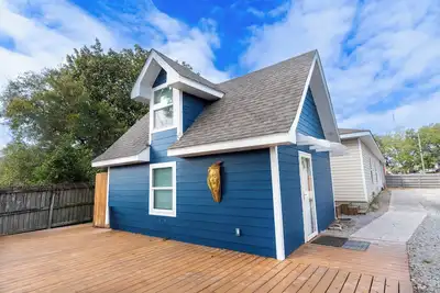 Image de By the Bayou, Close to Downtown, Centrally Located