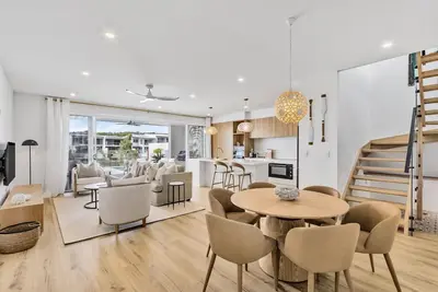Image de Stylish 4-Bed Waterfront Home with Private Pool