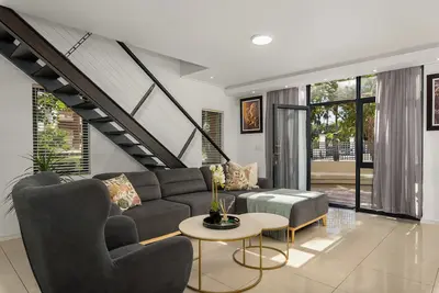 Image de Modern 3-Bed Home, Canal Views & Parking