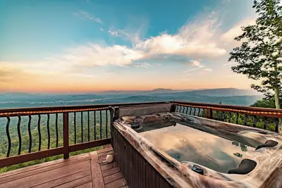 Image de Unparalleled Views, Sauna, Hot Tub, Fire Pit, Game Room | Panorama by AvantStay