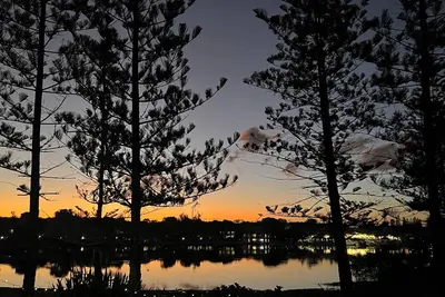 Image de Reflections across the waters and resort access
