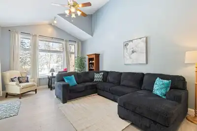 Image de Bright Batavia Home-3BDRMw/Yard!