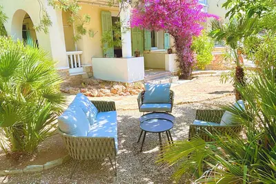 Image de Rez-de-Villa avec Grand Jardin. Au calme à 5 mn du Port. \nTout Sanary à Pied.