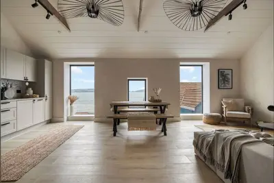 Image de Beachfront eco-friendly penthouse with ocean view and modern interior sleeping up to 5