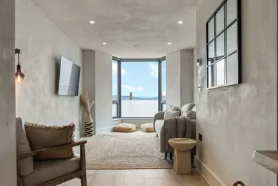 Image de Beachfront eco-friendly apartment with ocean view and modern interior sleeping up to 6