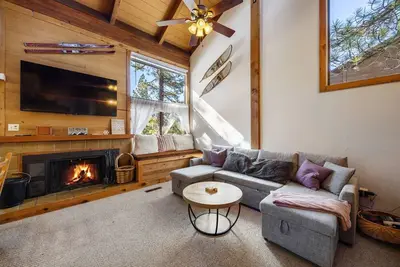 Image de Rocky Point 6063 - Inviting Dog Friendly Northstar Condo, Hoa Pool and Gym, Minutes to Tahoe