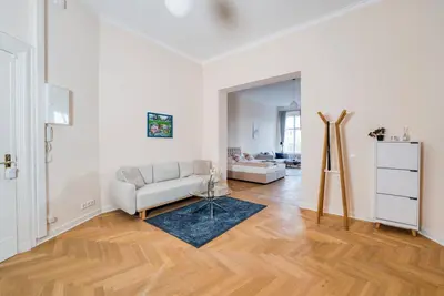 Image de Spacious & Private Apartment, Sleeps 6, Family & Group Friendly, 70m to Metro